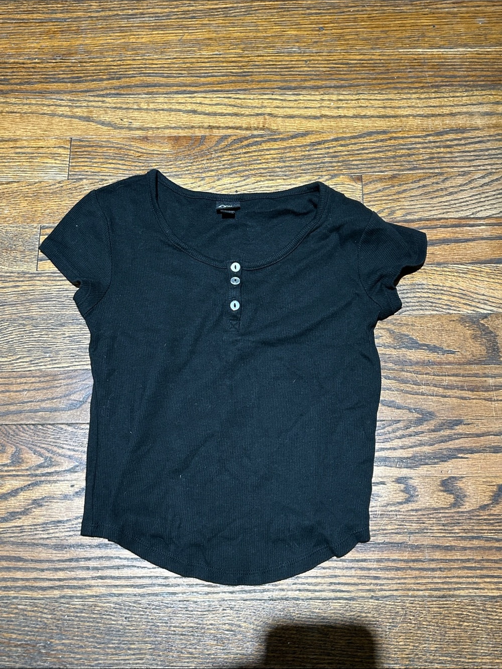 art class Black Short-Sleeve Henley Tee with Buttons